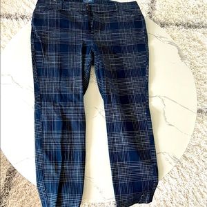 Old Navy pixie pants in excellent condition